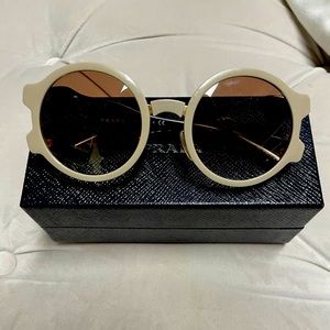 Prada sunnies! Great condition.